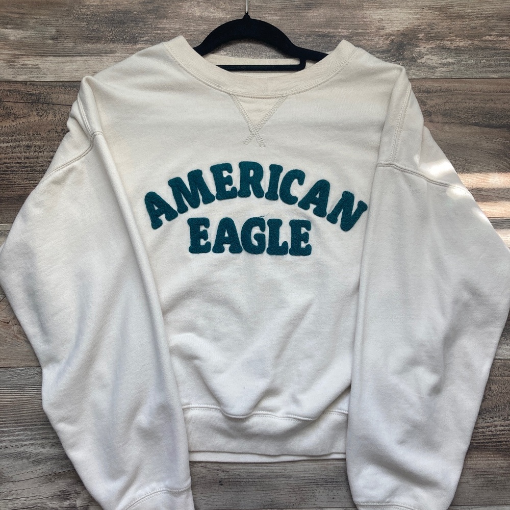 Crème American eagle sweatshirt with green lettering